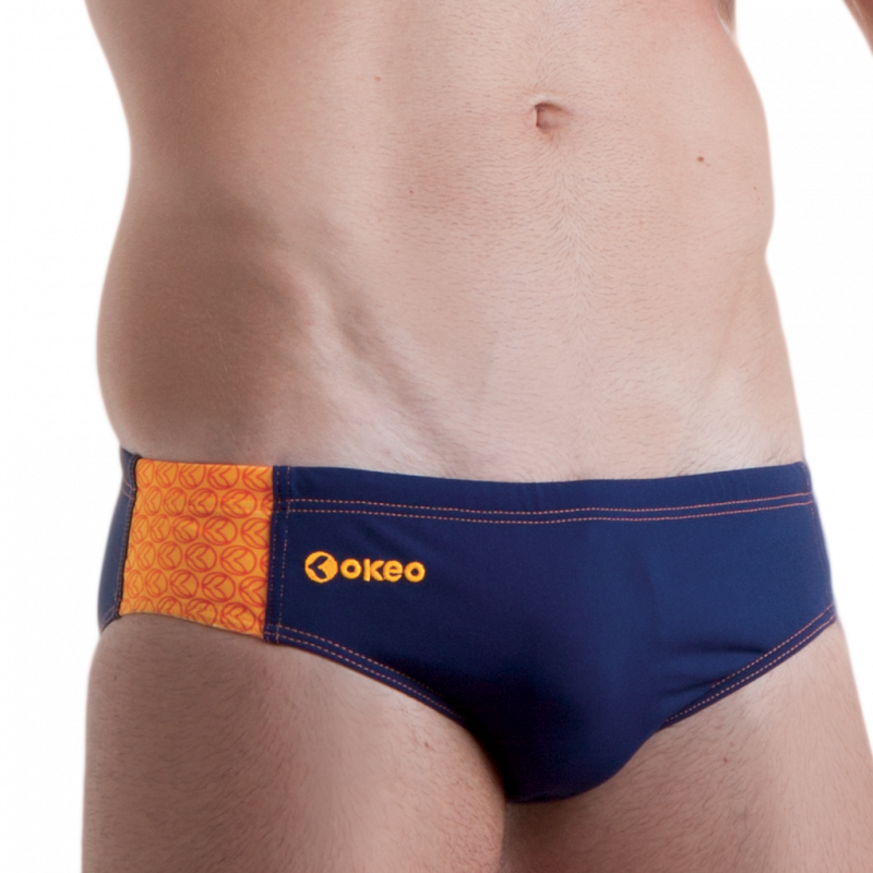 Costume basico da uomo per il nuoto nelle versioni blu o nera. Costume basico da uomo per il nuoto nelle versioni blu o nera.