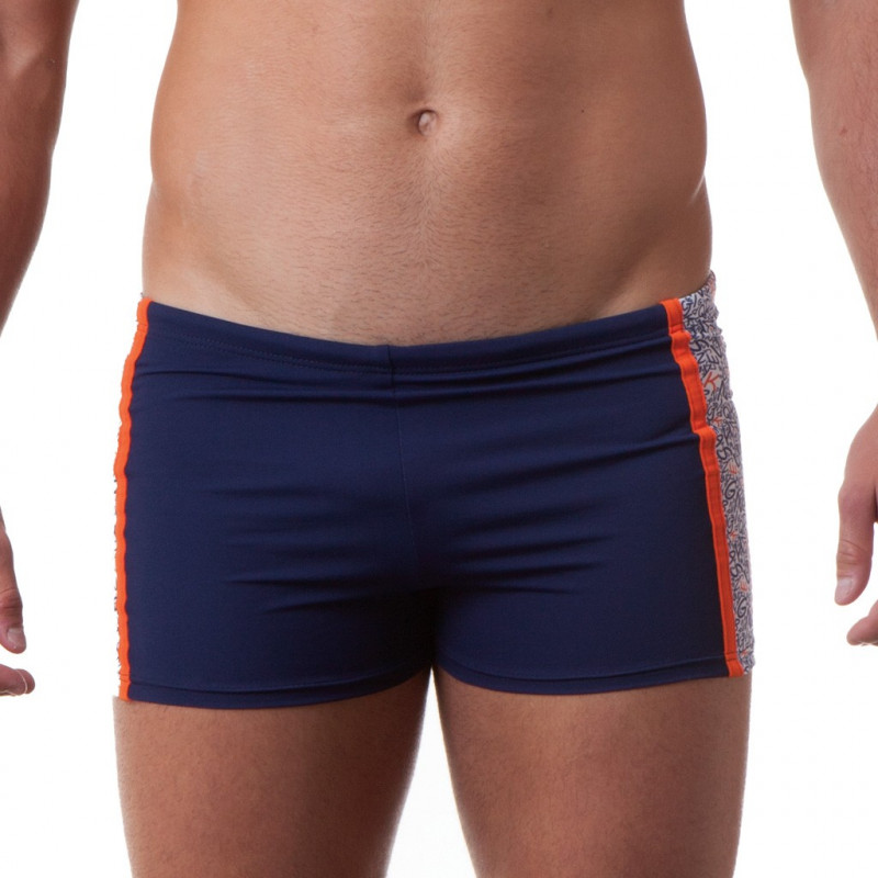 Costume short da uomo per il nuoto amatoriale. Tinta unita blu scuro con inserti laterali e grafica Costume short da uomo per il nuoto amatoriale. Tinta unita blu scuro con inserti laterali e grafica