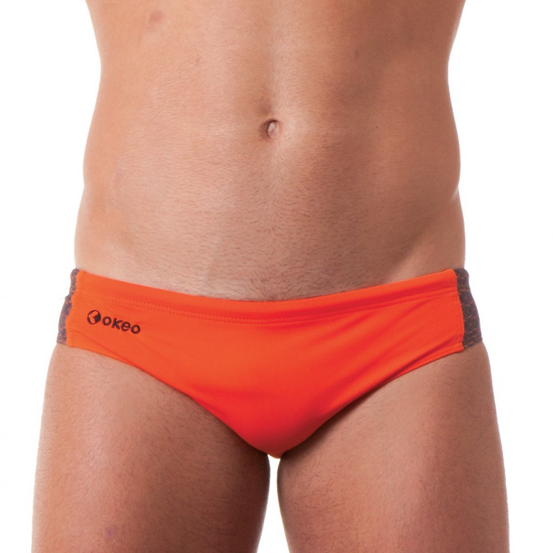 Costume slip uomo per il nuoto in due varianti bicolor con inserti laterali con texture logo Okeo. 1 Costume slip uomo per il nuoto in due varianti bicolor con inserti laterali con texture logo Okeo. 1
