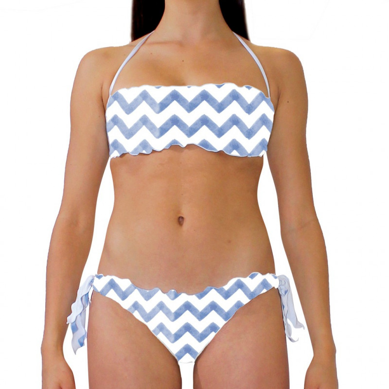 Costume bikini donna per la spiaggia con top a fascia, slip con laccetti laterali e bordature arricc Costume bikini donna per la spiaggia con top a fascia, slip con laccetti laterali e bordature arricc