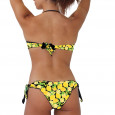 Costume bikini donna per la spiaggia con top a fascia, slip con laccetti laterali e bordature arricc