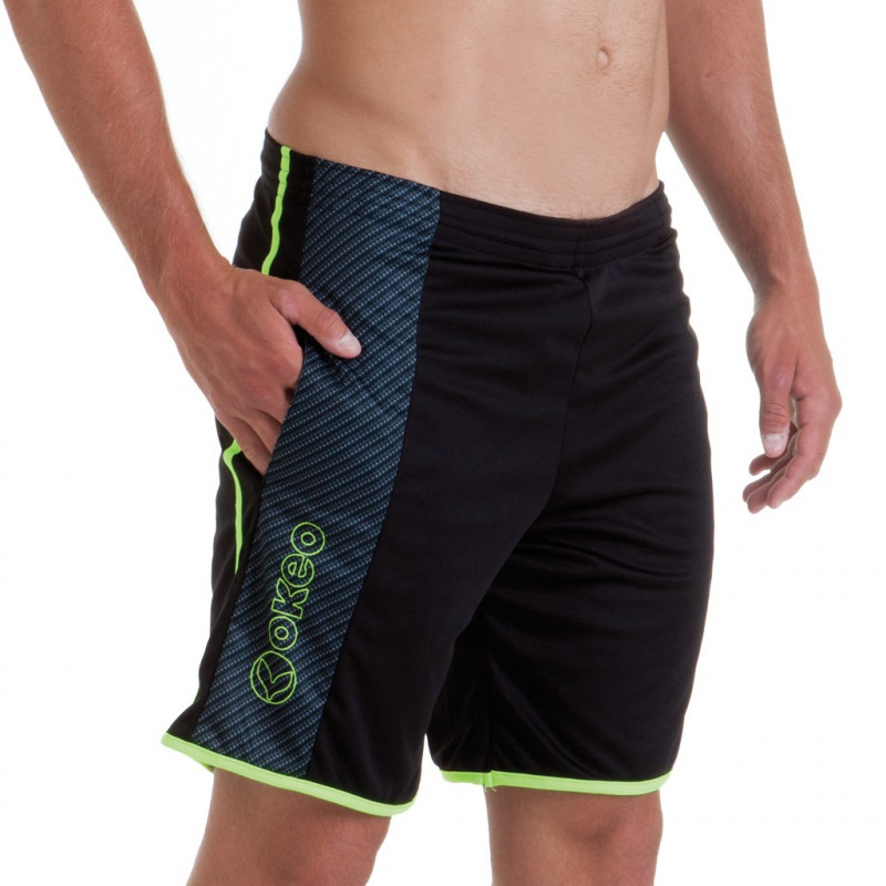 Bermuda unisex in poliestere tinta unita nero con banda laterale stampata Bermuda unisex in poliestere tinta unita nero con banda laterale stampata