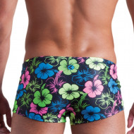 Giovane, colorato, comodo: ecco CIANO, il costume da uomo modello shorty con un'esplosione di fiori 