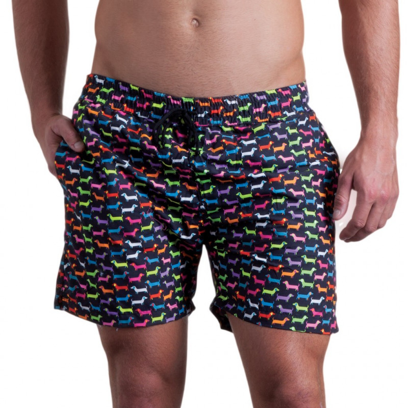 Boxer uomo da mare di media lunghezza con tasche laterali e taschino posteriore. Fondo nero con text Boxer uomo da mare di media lunghezza con tasche laterali e taschino posteriore. Fondo nero con text