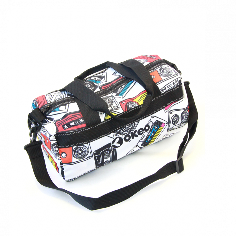 Borsa da piscina e per il tempo libero con maniglie e tracolla. Borsa da piscina e per il tempo libero con maniglie e tracolla.