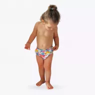 Baby umarmt Marshmallow