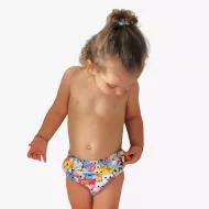 Baby umarmt Marshmallow