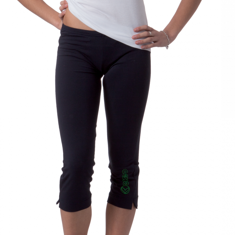 Pantaloni pinocchietto in cotone elasticizzato indicati per praticare fitness e per il tempo libero. Pantaloni pinocchietto in cotone elasticizzato indicati per praticare fitness e per il tempo libero.